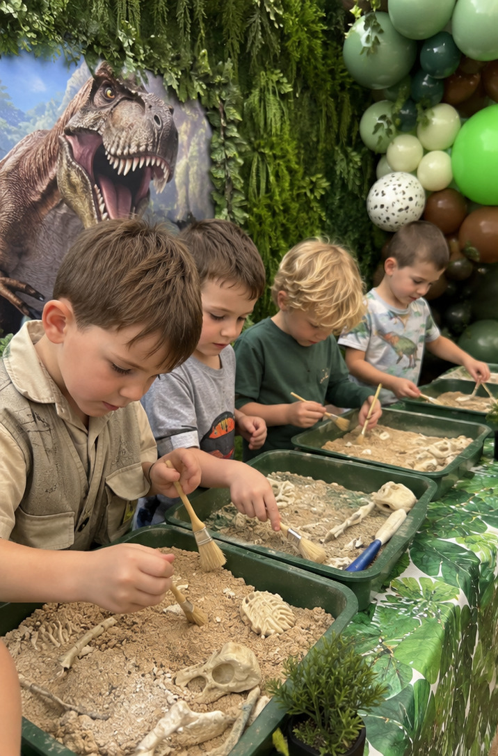 Dinosaurusfeest met fossielen opgraven