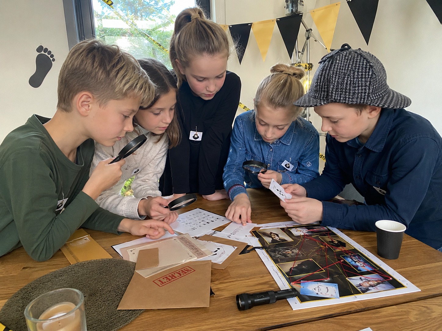 Kinderen tijdens een detectivefeestje